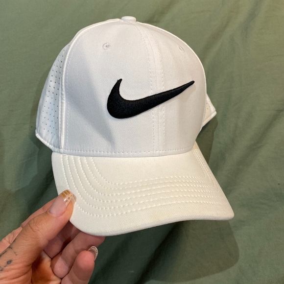 SOLD NIKE White Golf Cap - Picture 1 of 2